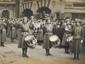 Mary Leigh (right) and the WSPU Drum and Fife Band