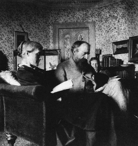 Virginia Woolf with her parents at Talland House, Cornwall, in 1892. Alas, the 'Woolly One' would be holidaying with them no more