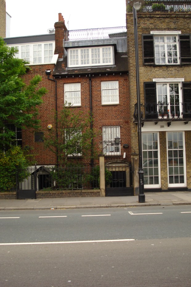 118 Cheyne Walk, Chelsea, home of WSPU activist, Maud Joachim. The enumerator was handed out through this door a census form returned with 'Informaiton Refused'.